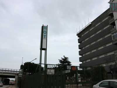 Facciamo inversione e torniamo verso Bari. Sull�altro lato della strada la statale ritrova un po� di vita, sono ancora tante le aziende che resistono, ma � difficile non notare l�inattivo Hotel Bari Nord, su cui campeggia ancora l�insegna con una scritta a met�: �Hot�
